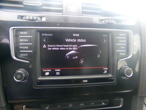 Used 2017 Volkswagen Golf 4-Door FWD image 18