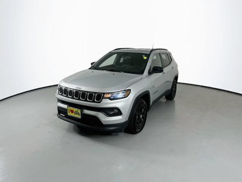 Used 2024 Jeep Compass Latitude AWD/4WD image 5