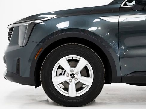 Certified 2025 Kia Sorento LX image 28