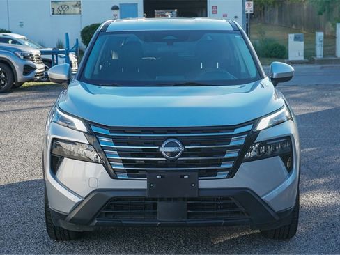 Used 2024 Nissan Rogue SV image 4