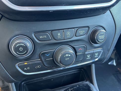 Used 2021 Jeep Cherokee Latitude Plus image 18