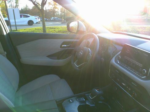 Used 2023 Nissan Rogue SV image 34