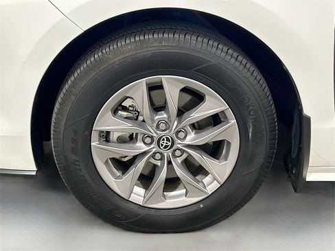 Used 2025 Toyota Sienna LE image 28