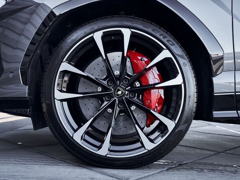 Used 2021 Lamborghini Urus image 3