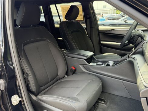 Used 2025 Jeep Grand Cherokee Laredo X w/ Luxury Tech Group I RWD image 33