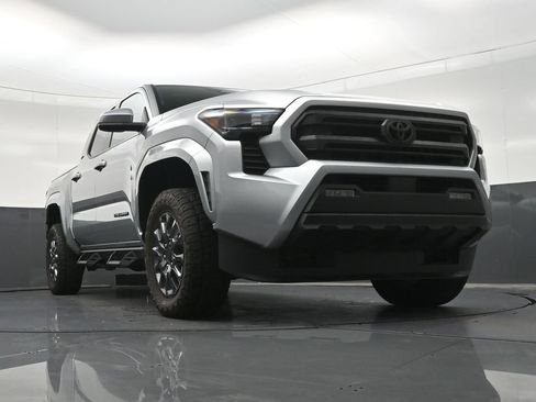 Used 2025 Toyota Tacoma SR5 AWD/4WD image 29