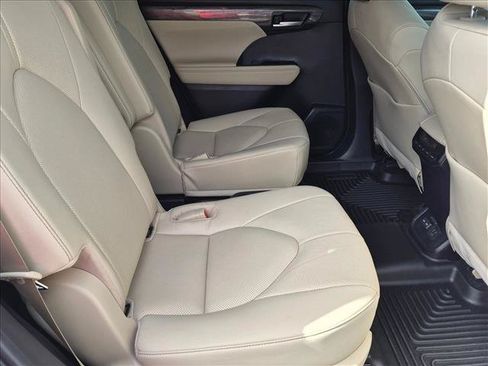 Used 2023 Toyota Highlander Limited FWD image 19