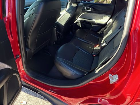 Used 2024 Jeep Compass Latitude image 23