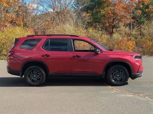 Used 2023 Honda Pilot TrailSport image 3