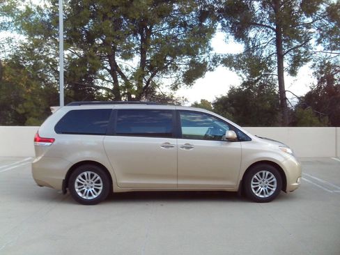 Used 2011 Toyota Sienna XLE image 7