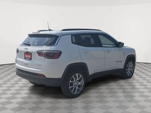 Used 2023 Jeep Compass Latitude w/ Sun and Sound Group AWD/4WD image 5