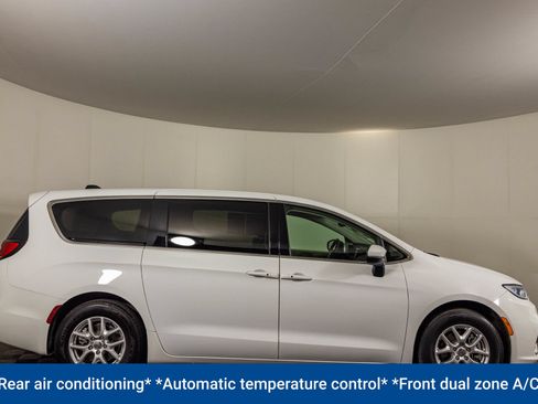 Used 2023 Chrysler Pacifica Touring-L FWD image 14