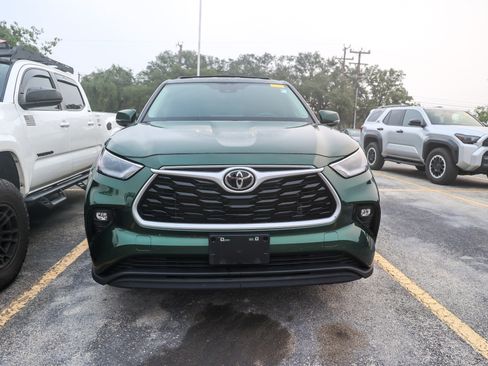Used 2025 Toyota Highlander LE FWD image 4