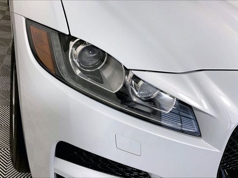 Used 2017 Jaguar F-PACE Premium image 27