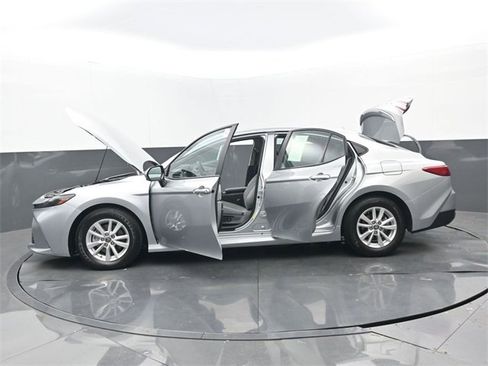 Used 2025 Toyota Camry LE image 34
