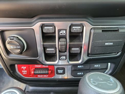 Used 2019 Jeep Wrangler Unlimited Rubicon w/ Dual Top Group AWD/4WD image 13