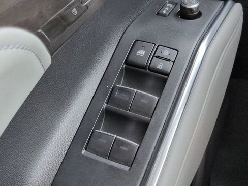 Certified 2023 Toyota Highlander Limited FWD image 24