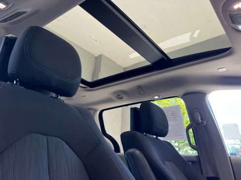 Used 2021 Chrysler Pacifica Touring w/ Uconnect Theater Family Group FWD image 20