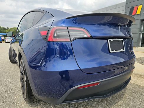 Used 2023 Tesla Model Y Performance AWD/4WD image 3