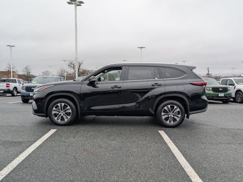 Used 2024 Toyota Highlander XLE image 6