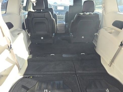 Used 2024 Chrysler Pacifica Touring-L image 23