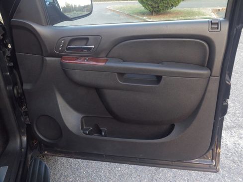 Used 2010 Chevrolet Suburban LTZ image 38
