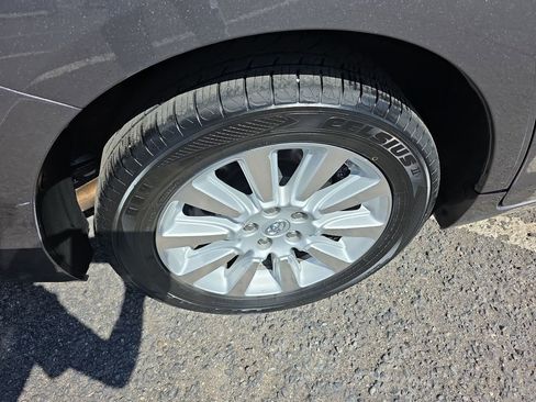 Used 2015 Toyota Sienna LE AWD/4WD image 39