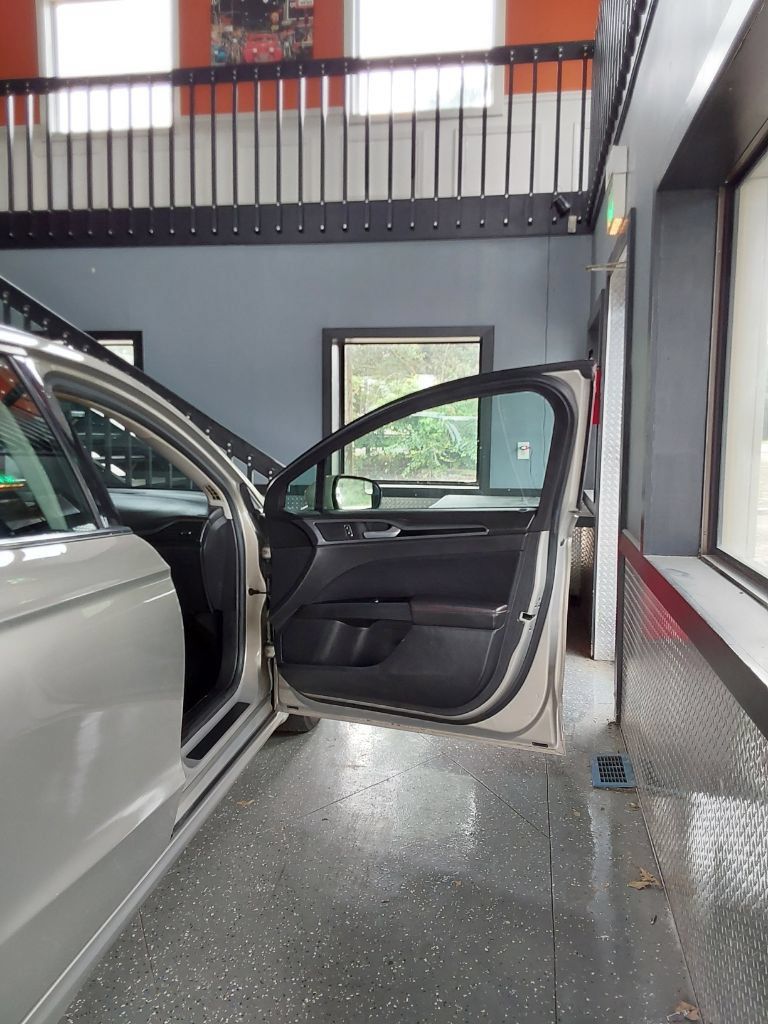 Used 2015 Ford Fusion SE w/ Equipment Group 201A FWD image 14