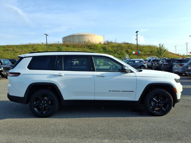 Used 2025 Jeep Grand Cherokee L Altitude AWD/4WD image 5