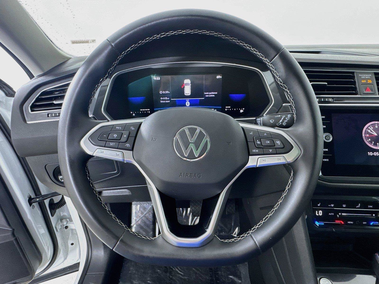 Used 2023 Volkswagen Tiguan SE w/ Panoramic Sunroof Package FWD image 11