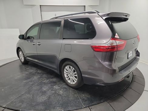 Used 2017 Toyota Sienna XLE image 6