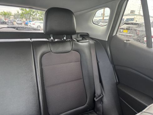 Used 2025 Chevrolet Trax LT FWD image 37