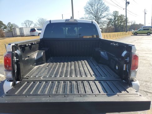 Used 2022 Toyota Tacoma TRD Sport image 8