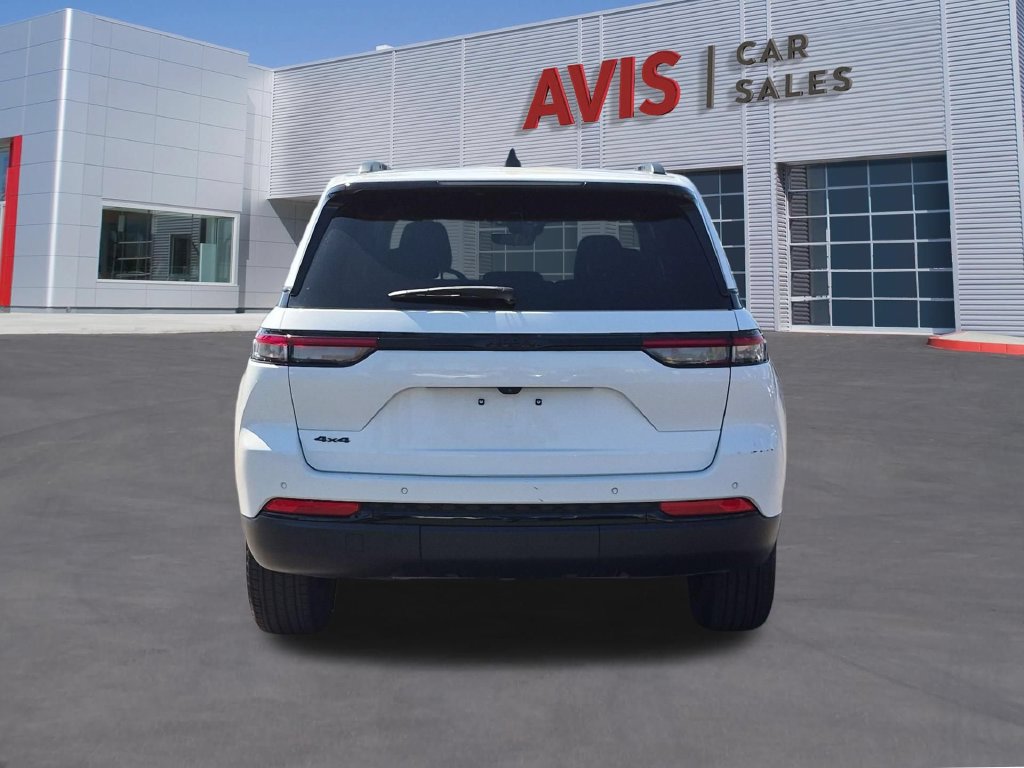Used 2025 Jeep Grand Cherokee Altitude AWD/4WD image 7