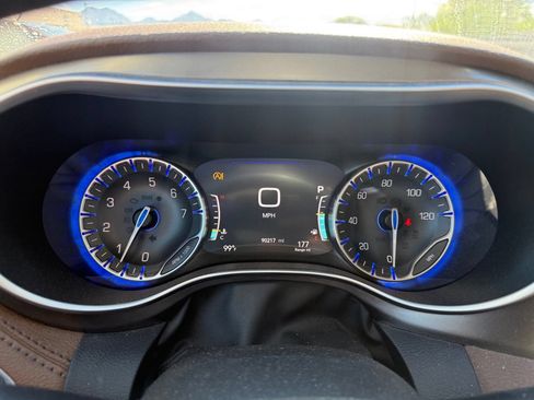 Used 2017 Chrysler Pacifica Limited w/ Advanced Safetytec Group FWD image 16