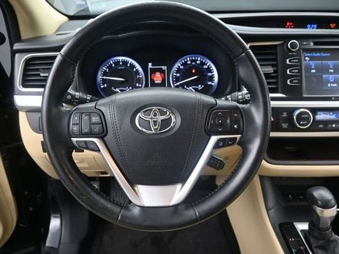 Used 2017 Toyota Highlander XLE FWD image 8