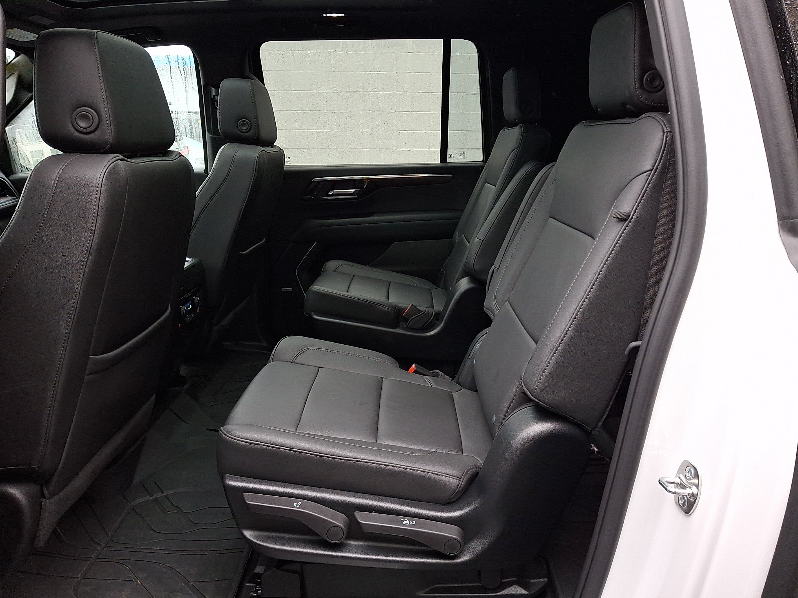 Used 2025 Chevrolet Suburban LT w/ Comfort Package AWD/4WD image 11