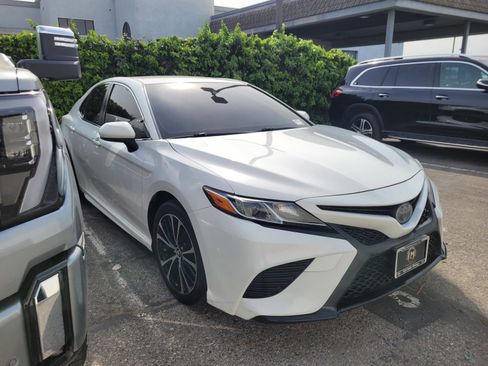 Used 2018 Toyota Camry SE image 3