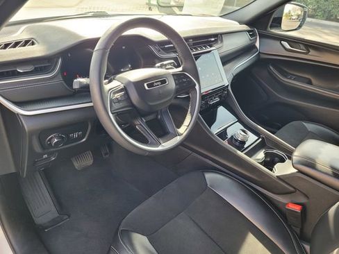 Used 2024 Jeep Grand Cherokee Altitude image 7