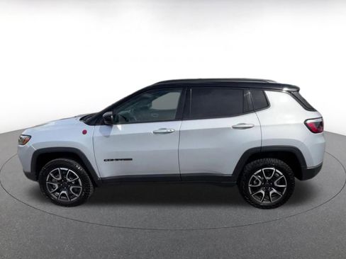 Used 2025 Jeep Compass Trailhawk image 9