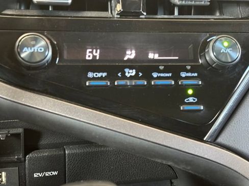 Used 2021 Toyota Camry SE FWD image 5