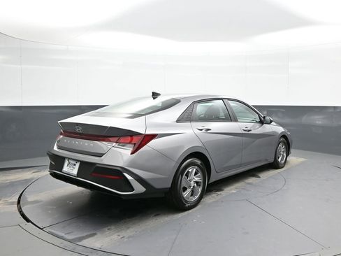 Certified 2025 Hyundai Elantra SE image 6