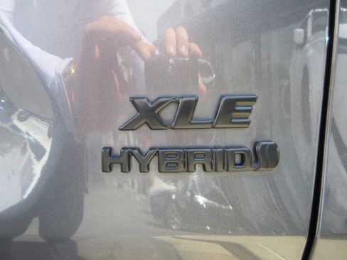 Used 2024 Toyota RAV4 XLE AWD/4WD image 9