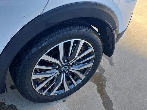 Used 2022 Nissan Kicks SV image 10