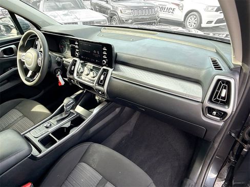 Used 2023 Kia Sorento LX image 31