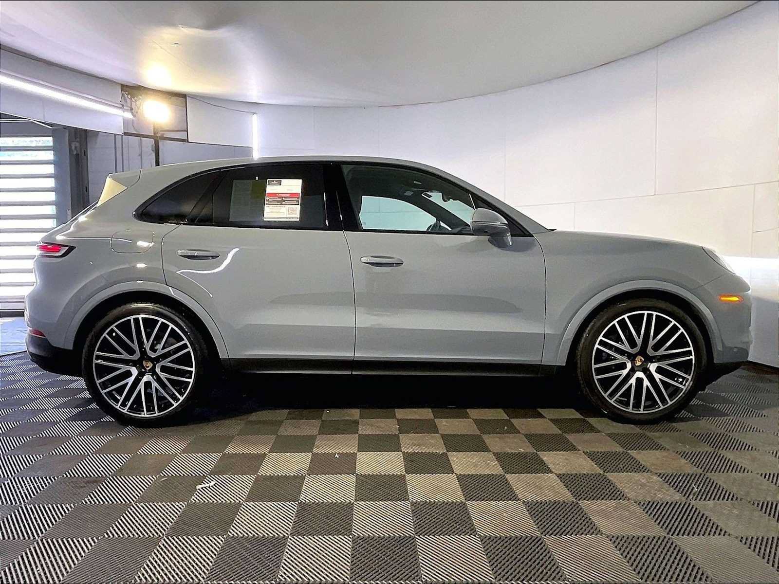 Certified 2024 Porsche Cayenne w/ Premium Package Plus (PFM) AWD/4WD image 8