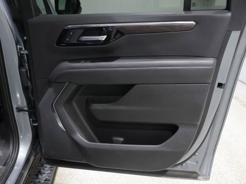 Used 2025 Chevrolet Suburban Z71 image 21