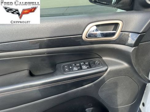 Used 2017 Jeep Grand Cherokee Laredo AWD/4WD image 28