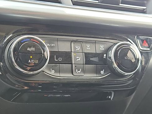 Used 2024 Chevrolet Trax LT w/ Sunroof Package image 17