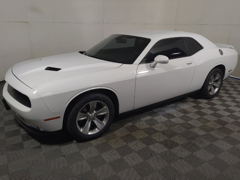 Used 2018 Dodge Challenger SXT RWD image 2